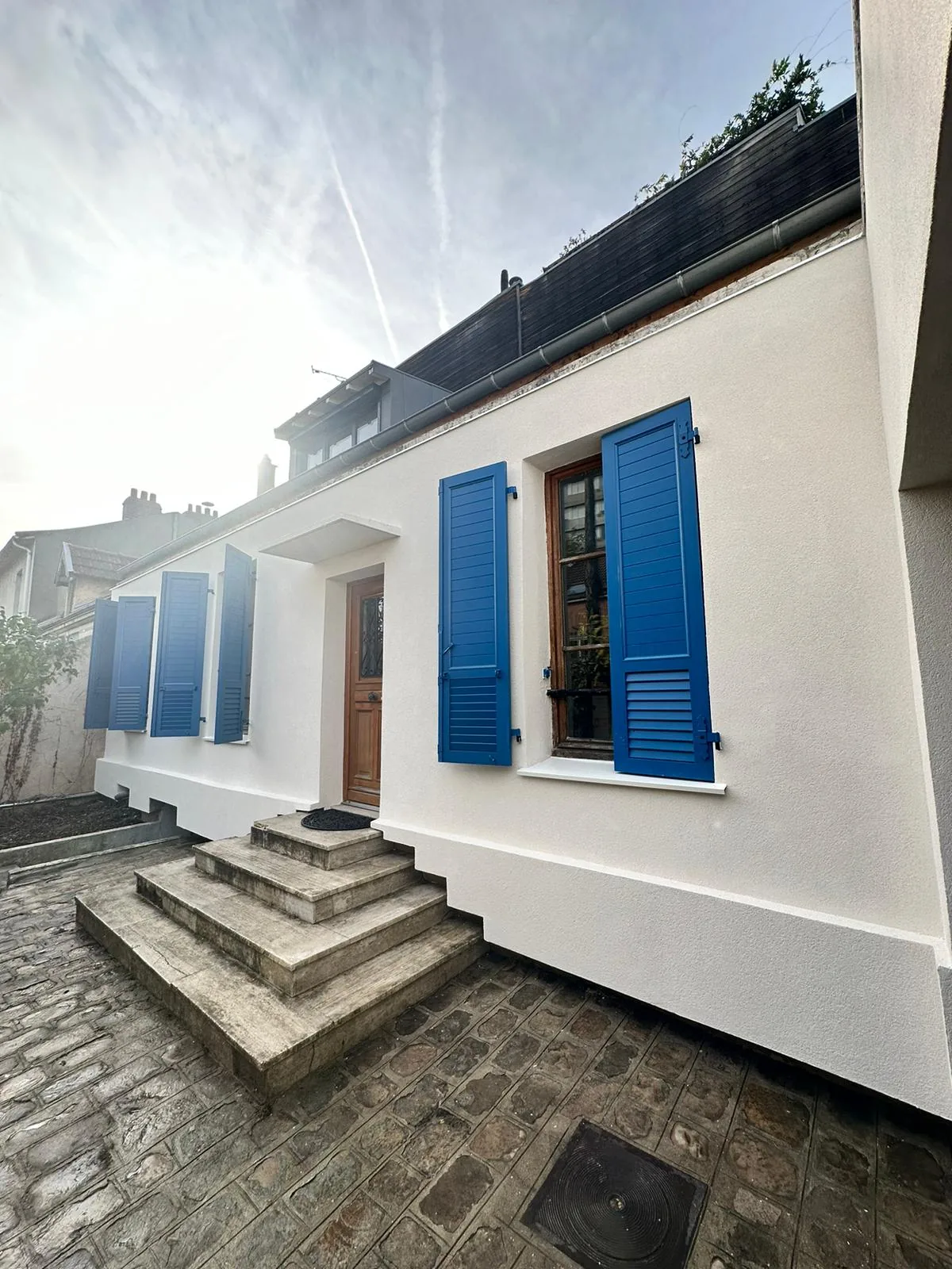 Technicien réalisant une isolation thermique des murs par l’extérieur